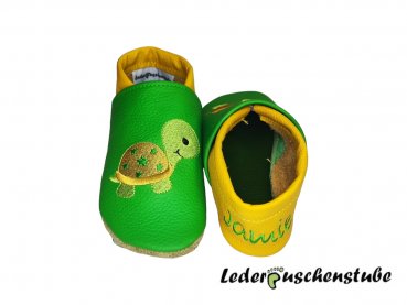  Lederpuschen mittelgrün-gelb; Namen beiderseits Ferse (mittelgrün) und Schildi 2 (hellgrün-gelb-mittelgrün)